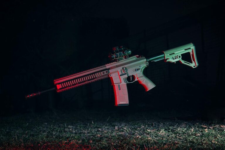 Airsoft-Spieler mit Schutzbrillen bei sicherem und taktischem Outdoor-Spiel