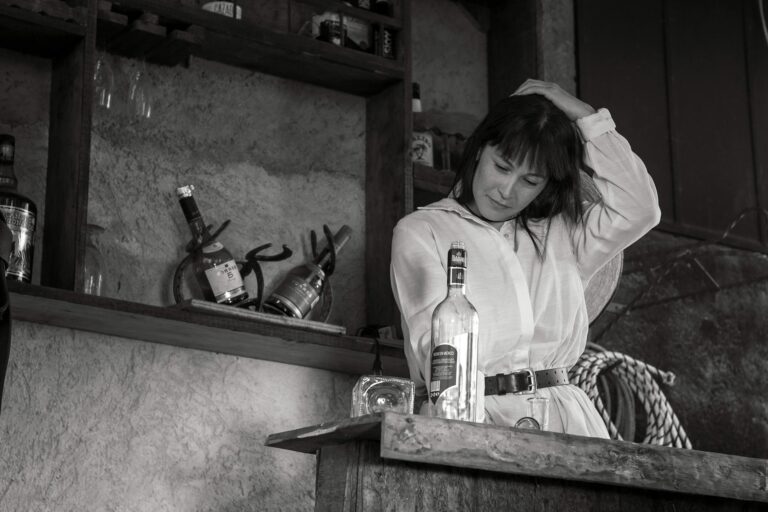 Schwangere Frau hält ein Glas Wein symbolisiert Risiken von Alkohol Schwangerschaft Folgen