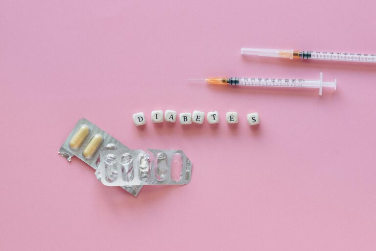 Schwangere Frau misst Blutzucker für effektive Diabetes Therapie und gesunde Babys
