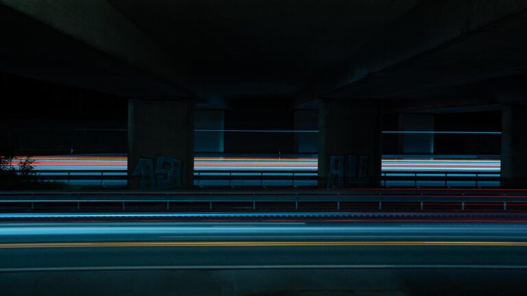 Entspannte werdende Mutter übt Atemtechnik zur sanften Überwindung von Geburtsangst