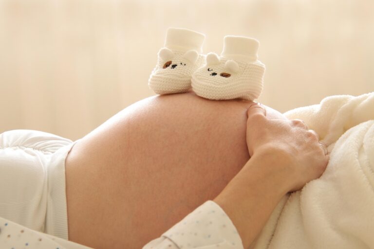 Werdende Mutter freut sich über liebevolle und praktische Geschenke in der Schwangerschaft