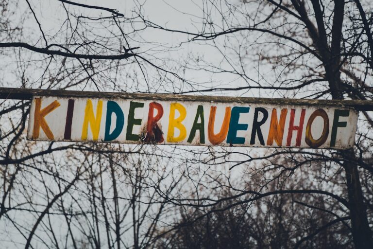 Glückliches Paar umarmt sich voller Hoffnung beim erfüllten Kinderwunsch