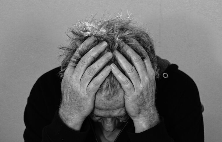 Wie eine mentale Gesundheit App werdenden Müttern emotional hilft Werdende Mutter nutzt mentale Gesundheit App zur emotionalen Unterstützung in der Schwangerschaft