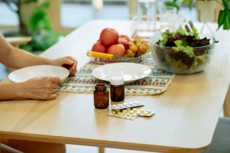Warum vielen Schwangeren wichtige Nährstoffe fehlen und wie man Defizite vermeidet Schwangere Frau mit Obst und Gemüse zur Vermeidung von Nährstoffmangel in der Schwangerschaft