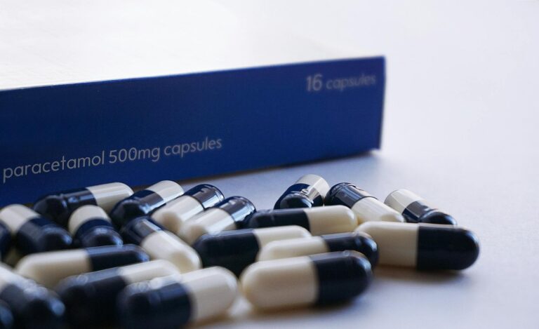 Schwangere Frau mit Paracetamol in der Hand vor Unsicherheit bezüglich Autismusrisiko