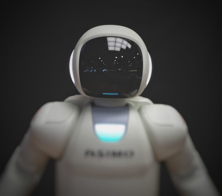 Rasenmäher Roboter arbeitet selbstständig im gepflegten Familiengarten bei Sonnenschein