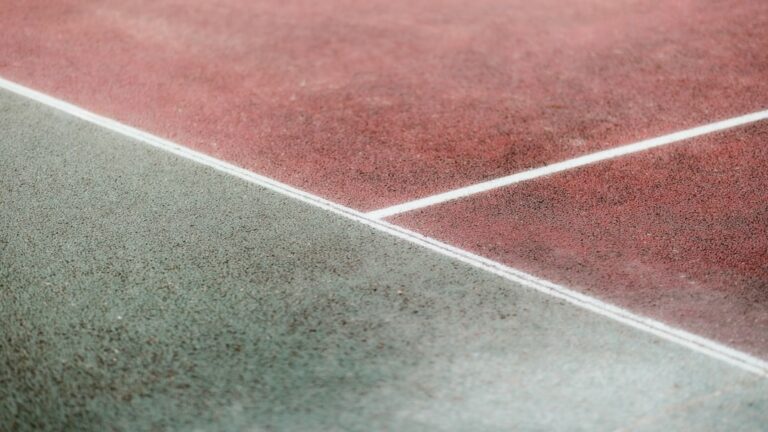 Schwangere Frau plant sanfte Haussanierung mit schadstoffarmen Materialien und Schutzmaßnahmen