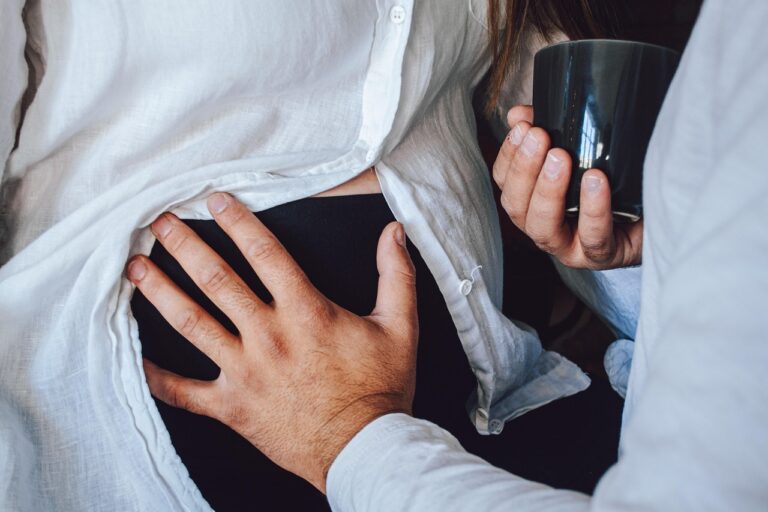 Schwangerschaft keine Krankheit heißt nicht sorgenfrei durch neun Monate Schwangere Frau mit Bauch zeigt nachdenklichen Gesichtsausdruck zuhause