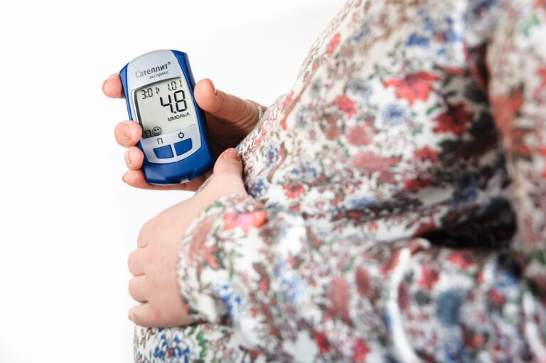 Mutter stillt Baby zur Vorbeugung von Schwangerschaftsdiabetes und Förderung der Gesundheit