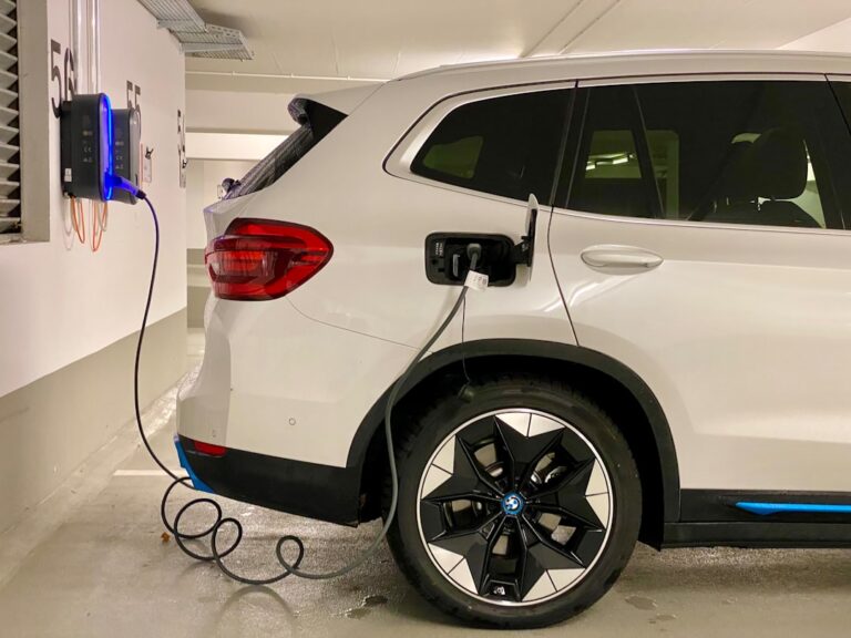 Wallbox zuhause installieren für das Familienauto – sicher und einfach laden Wallbox an der Wand montiert zum sicheren Aufladen eines Familien-Elektroautos zuhause