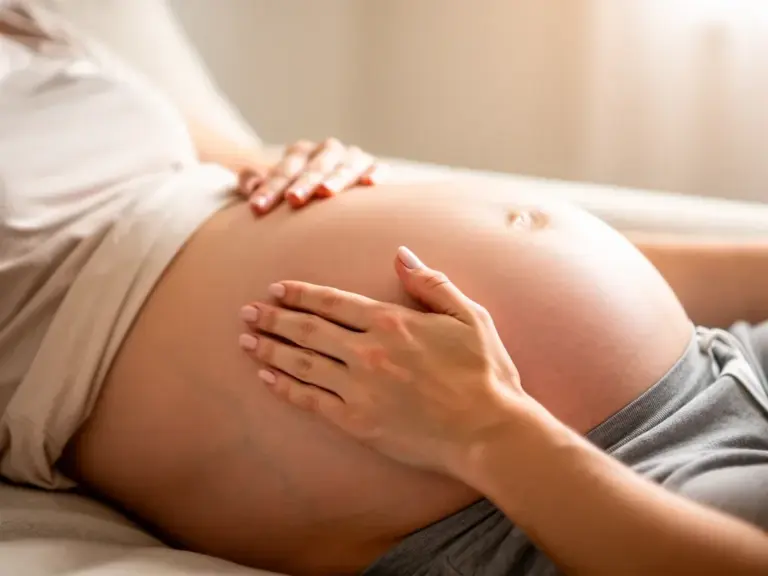 Damm-Massage zur Geburtsvorbereitung: So bereitest du dich optimal vor Beispielhafte Damm-Massage zur optimalen Geburtsvorbereitung in der Schwangerschaft