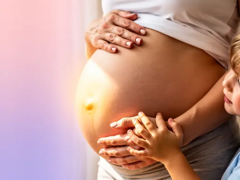 Schwangerschaft kindgerecht erklärt: So wächst ein Baby im Bauch Bild einer schwangeren Frau mit Babybauch, der den Wachstumsprozess kindgerecht erklärt